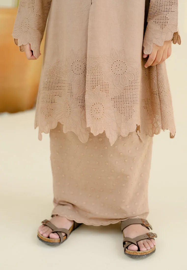 Seiring Girl (Nude Brown)