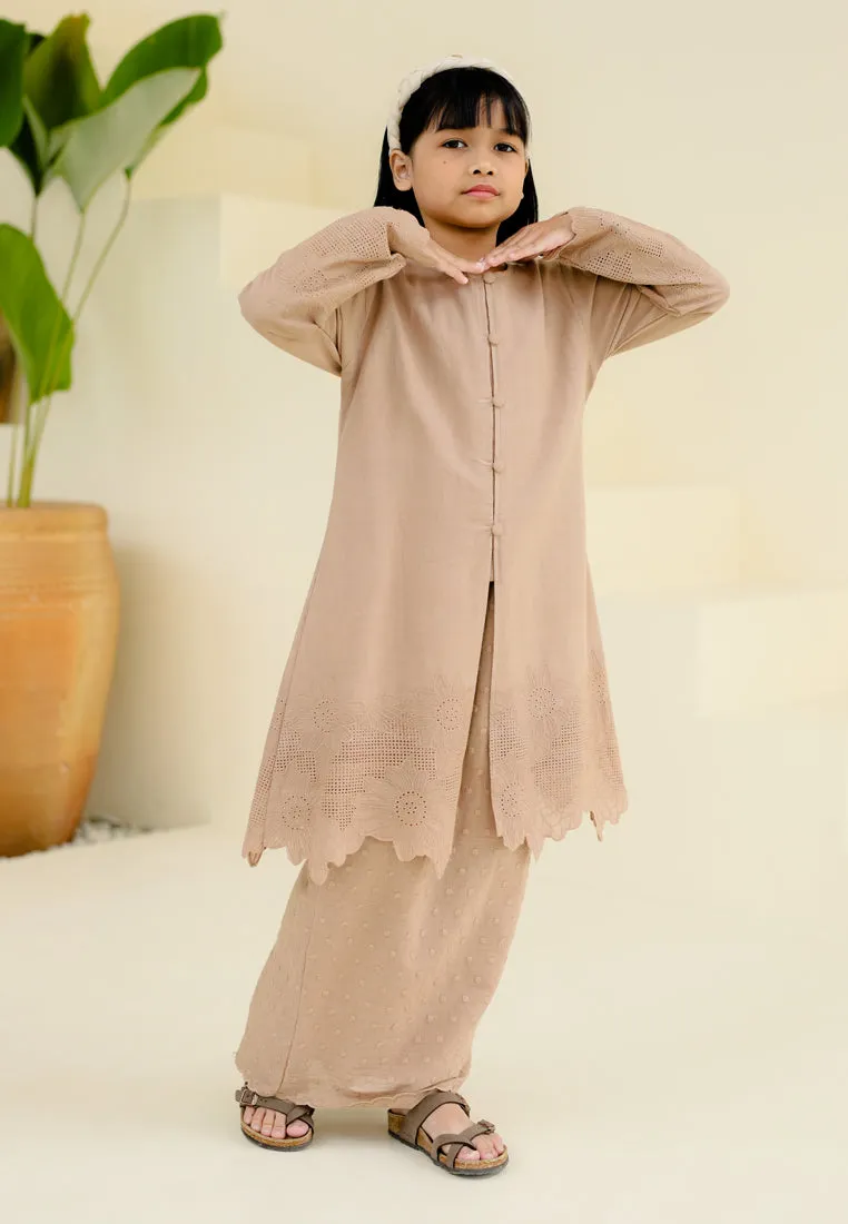 Seiring Girl (Nude Brown)