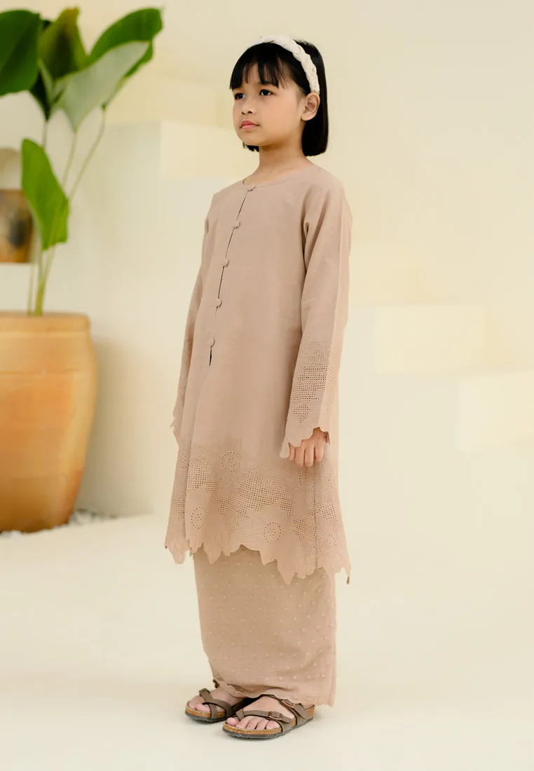 Seiring Girl (Nude Brown)